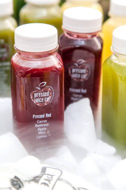 Johannesburg, Güney Afrika - 15 Ekim - 2016: sebze suyu şişeleri sergilenmektedir.