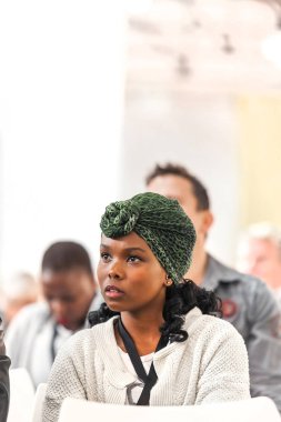 Johannesburg, Güney Afrika - 21 Ağustos 2015: kadınlar toplantısında konuşma dinlerken.