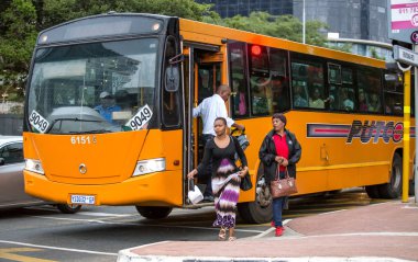 Johannesburg, Güney Afrika - 15 Şubat, 2018: dışarı-in tırmanma Commuters şehir merkezinde otobüs.