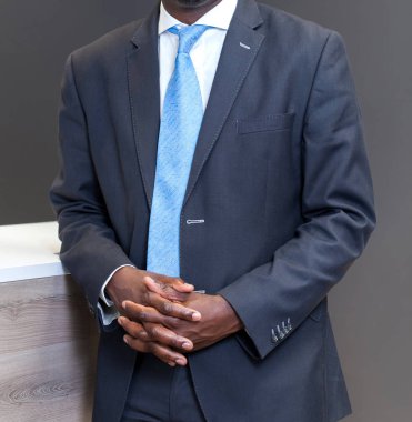 Akıllı iş elbiseli adam kırpılmış.