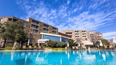 : Maseru, Lesotho, 15 Ağustos - 2018: otel ve casino girişinde su özelliği ile.