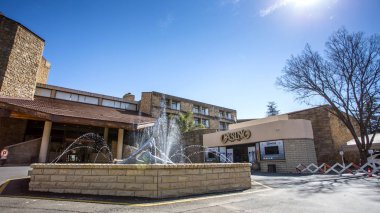 : Maseru, Lesotho, 15 Ağustos - 2018: otel ve casino girişinde su özelliği ile.