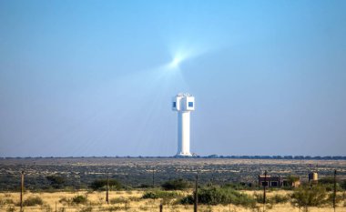 Upington, Güney Afrika, 24 Nisan - 2018: güneş enerjisi grubu ile gökyüzünde ışık ışınları.