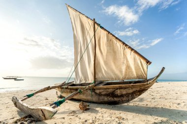 Plaj Dhow teknede. Yelkenli tekne sahilde.