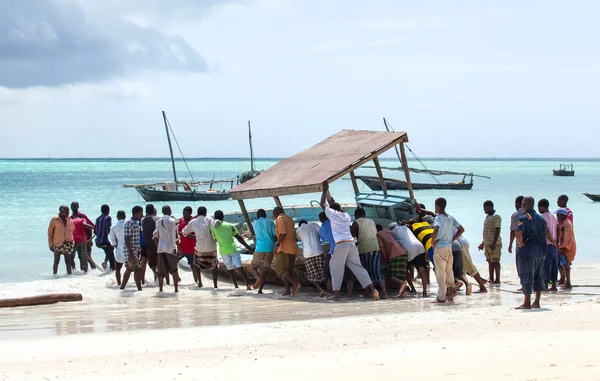 Stone Town Zanzibar Mai 2015 Des Hommes Poussent Bateau Pêche — Photo