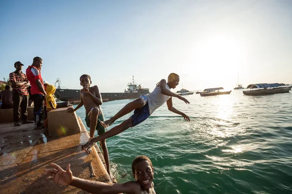 Stone Town Zanzibar Janvier 2015 Homme Plonge Dans Mer Depuis — Photo