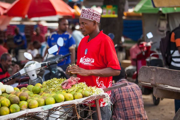 Stone Town Zanzibar Maj 2015 Man Peeling Apelsiner Lokal Marknad — Stockfoto