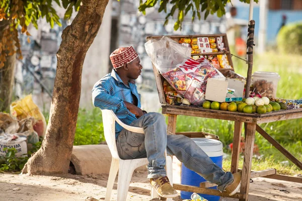 Στόουν Τάουν Ζανζιβάρη Ιανουαρίου 2015 Άνθρωπος Που Κάθεται Από Περίπτερό — Φωτογραφία Αρχείου