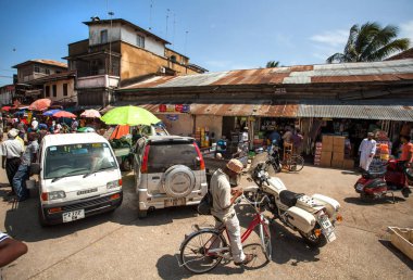 Stone Town, Zanzibar, 23 Mayıs - 2015: otobüs ve adam bisiklet ile yerel pazar sahne.
