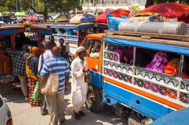 Stone Town, Zanzibar, 23 Mayıs - 2015: Taxis Yerel pazarda yolcu dolu.