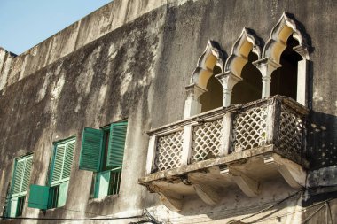 Stone Town, Zanzibar, 21 Mayıs - 2015: eski İslam balkon stil Binası.
