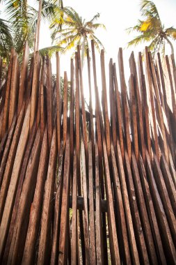 Ahşap tekne yapımı Zanzibar Adası için bir rafa kurutma.