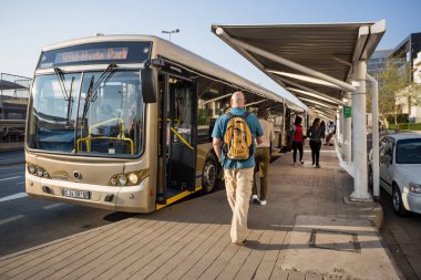 Johannesburg, Güney Afrika, 24 Ağustos - 2018: Genel otobüs terminaline yolcu için bekleyen otobüs ile.