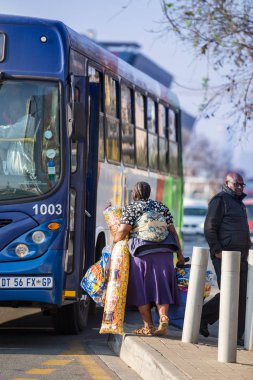 Johannesburg, Güney Afrika, 24 Ağustos - 2018: yolcu Bagaj kollarında ile halk otobüsü elde.