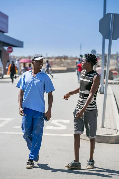 Johannesburg Sydafrika September 2018 Män Gick Gatan Och Småpratade Med — Stockfoto