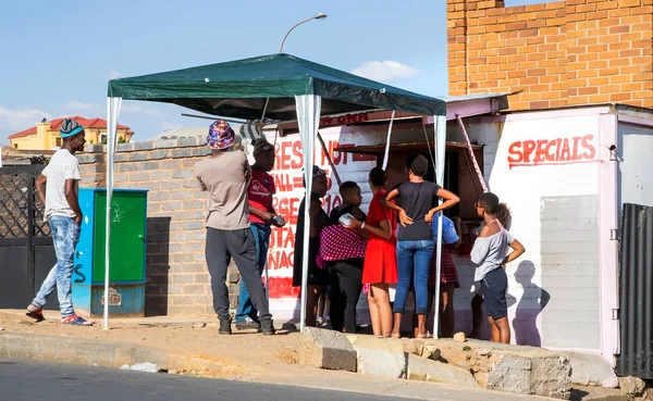 Γιοχάνεσμπουργκ Νότια Αφρική Οκτωβρίου 2018 Άνθρωποι Συνάθροισης Takeaway Έξω Στην — Φωτογραφία Αρχείου