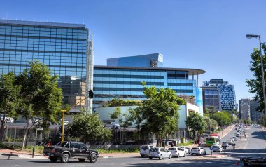 Johannesburg, Güney Afrika, 30 Kasım - 2018: Modern ofis binaları şehir merkezi ile cam cephe.