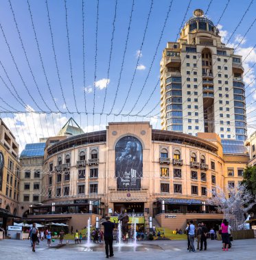 Johannesburg, Güney Afrika, 12 Aralık - 2018: su özelliği ve dış döşeli alan Mall.