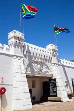 Johannesburg, Güney Afrika, 17 Şubat - 2019: dış görüntülemek eski hapishane fort kent merkezinde çırpınan bayraklarıyla.