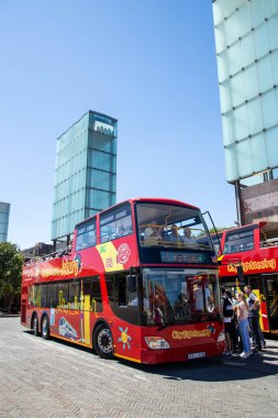 Johannesburg, Güney Afrika, 17 Şubat-2019: turist bekleyen açık üst otobüsler ile şehir Anayasa Mahkemesi dış görünümü.