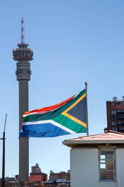 Johannesburg, Güney Afrika, 17 Şubat - 2019: arka planda şehir binaları ile Güney Afrika bayrağı
