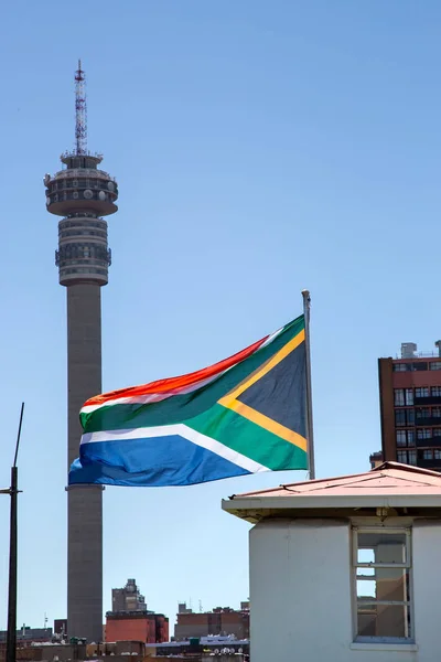 Johannesburg Sydafrika Februari 2019 Sydafrikanska Flagga Med Stadens Byggnader Bakgrunden — Stockfoto