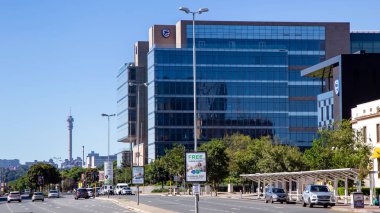 Johannesburg, Güney Afrika, 17 Şubat - 2019: işyeri binalarının şehir sokak görünümü.