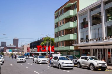 Johannesburg, Güney Afrika, 24 Şubat - 2019: aşağı şehir araba ve ofis binaları ile sokak görünümü