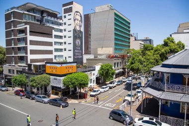 Johannesburg, Güney Afrika, 24 Şubat - 2019: aşağı şehir apartman binaları ile sokak görünümü