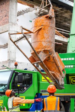 İnşaat işçileri inşaat si çimento karıştırıcı kadar kaldırma