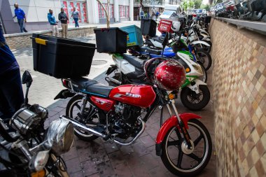 Tren istasyonu dışında teslimat bisikletleri