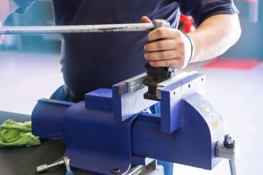 Çalışma tezgahında vice kavrama