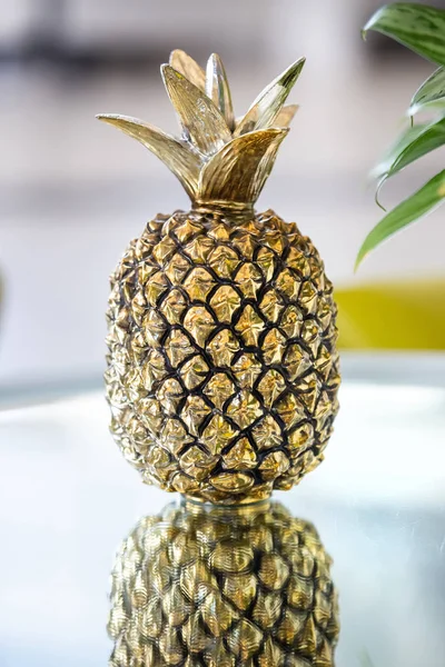 Dekoracyjny stół ananasowy wykonany z chromowanego metalu. — Zdjęcie stockowe