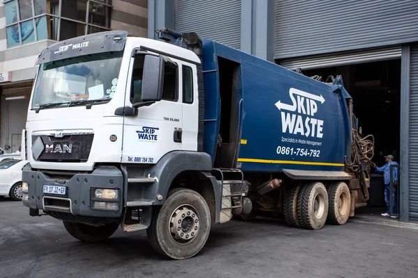 Truk pembuangan sampah menerima sampah — Stok Foto