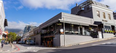 Cape Town, Güney Afrika, 12 Nisan - 2019: Sokak kafeleri ile şehirdeki tarihi mahallenin panoramik görünümü.