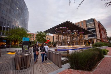 Cape Town, Güney Afrika, 12 Nisan - 2019: Geçit köprüsü, yayaların geçişiyle eğlence kompleksine giden su üzerindeki köprü özelliği.