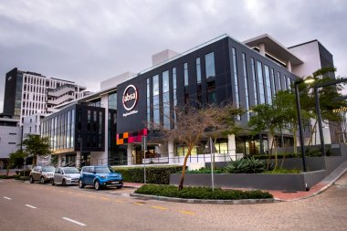 Cape Town, Güney Afrika, 12 Nisan - 2019: Peyzajlı ağaçlarla çevrili cam cepheli modern ofis binası.