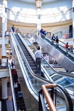 Durban, Güney Afrika, 15 Mayıs 2019: Yürüyen merdivenli alışveriş merkezinin iç kesimi