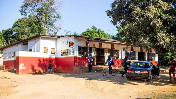 Mbabane Swazilandia Mayo 2019 Tienda Biberones Junto Carretera Con Gente — Foto de Stock