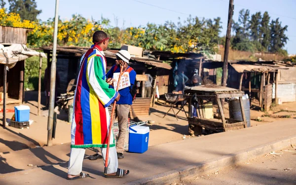 Mbabane Swaziland Maj 2019 Man Går Längs Vägen Färgglad Religiös — Stockfoto