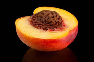 Olgun nektarin meyvesi siyah arkaplanda izole