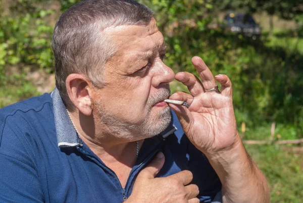 Retrato Camponês Ucraniano Fumando Cigarro Rolou Por Mesmo — Fotografia de Stock