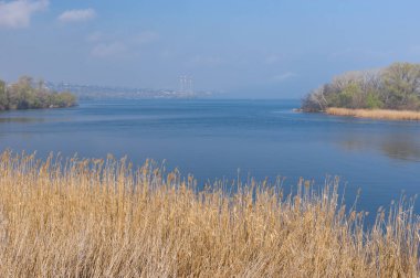 Bahar bahar yatay, Dnepr Nehri yakınında Dnepr city, Ukrayna