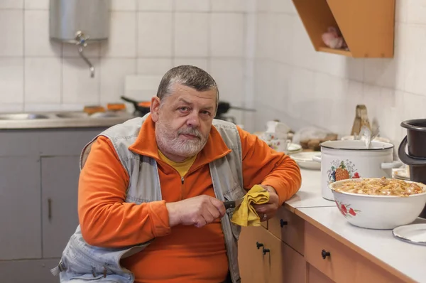 Портрет Бородатого Мужчины Работающего Кухне — стоковое фото