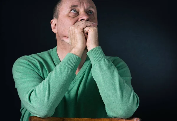 Красивый Портрет Взрослого Мужчины Зеленовато Голубой Рубашке Смотрящего Вверх Надеждой — стоковое фото