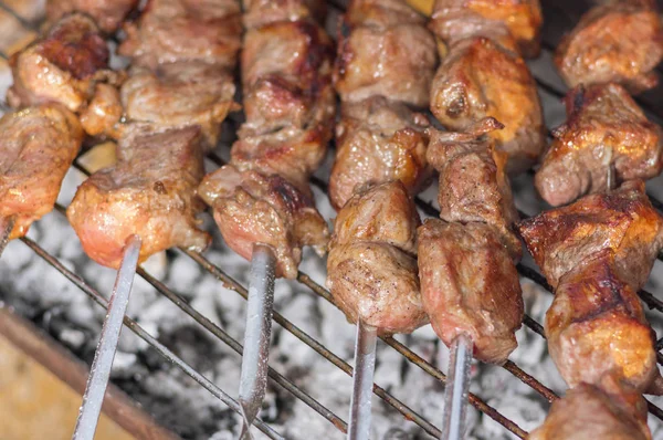 Pedaços Carne Porco Saborosa Espetos Cozinhando Livre Carvões Ardentes — Fotografia de Stock