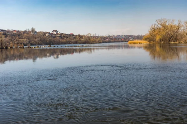 Erken Bahar yatay, Dnepr Nehri yakınında Dnepr city, Ukrayna
