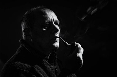 Tütün boru ile beyaz bir adam portresi siyah ve beyaz