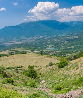 Bahar manzara - Ghosts of Valley görünümünden Aluşta resort, Kırım peninsul yakınındaki dağlara