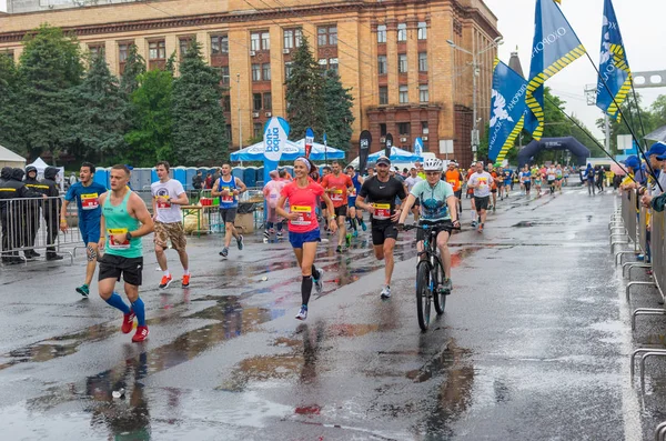 Dnipro Ukraine May 2018 Group Participants Running Central Street Dnipro — Stock Photo, Image